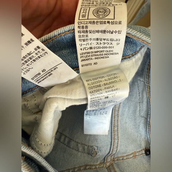 New Levi Silver Tab Mom Jeans Women’s size 27 Light Wash Denim Distressed - Picture 7 of 8